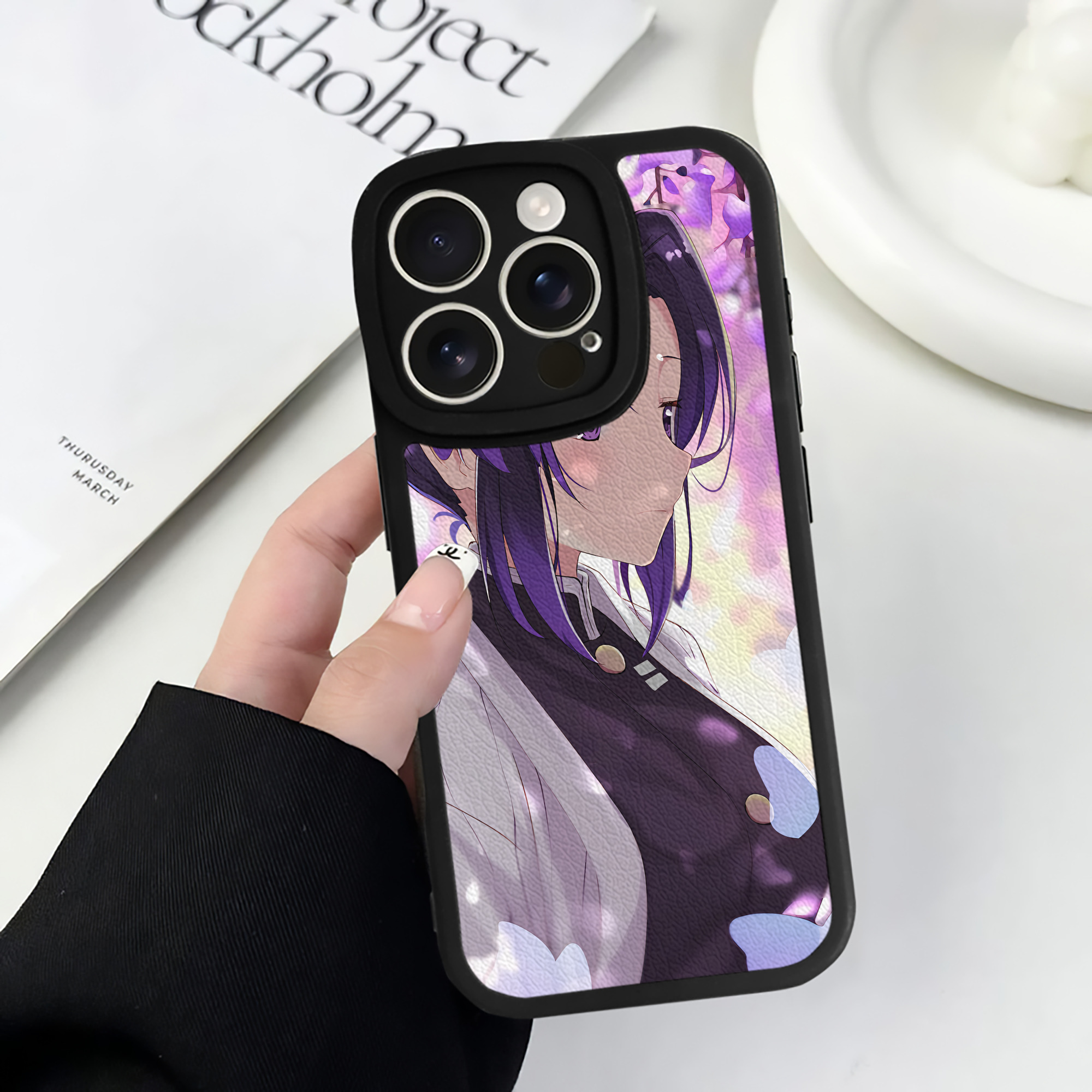（画像用） 鬼滅の刃（きめつのやいば）蟲柱-胡蝶 しのぶ／こちょう しのぶ Kochou Shinobu 【iPhone 16シリーズ対応】シリコンスマホケース（レザー調） 材質：シリコン